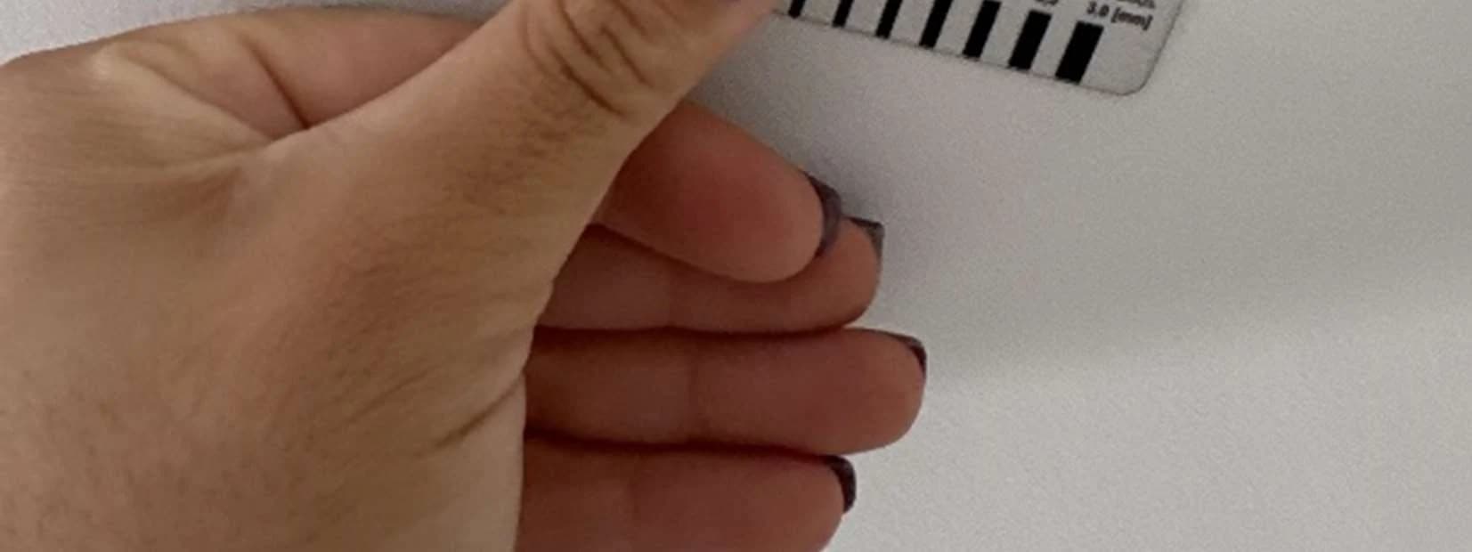 Régua comparadora posicionada sobre fissura durante vistoria de imóvel novo