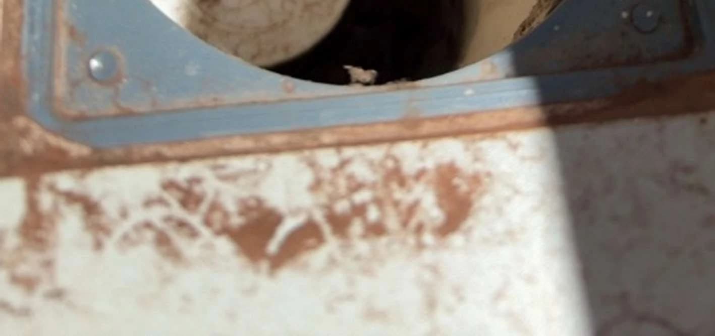 Detalhe de ralo e acabamento observados durante vistoria de área molhada