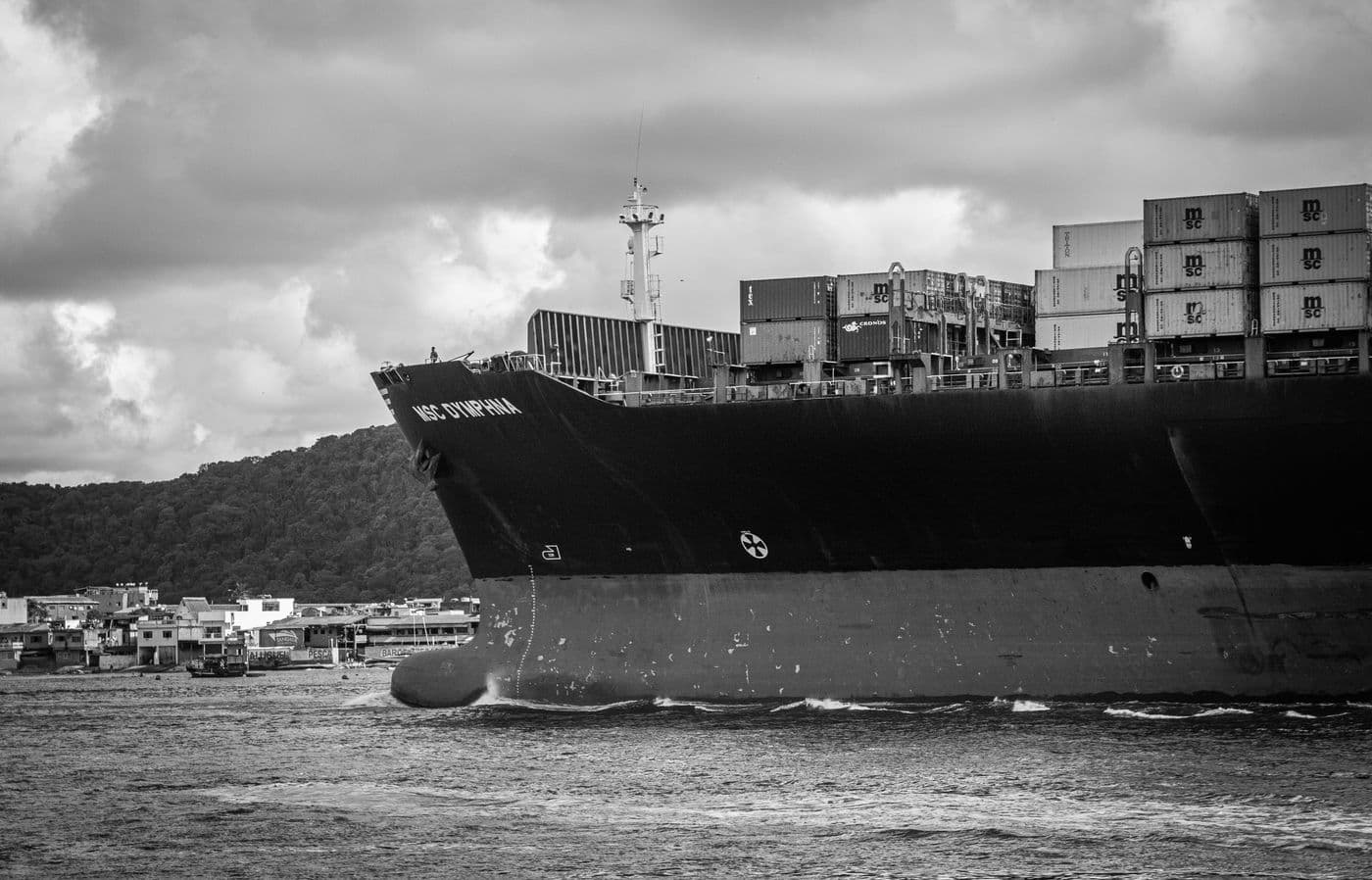 Navio de contêineres no Porto de Santos, São Paulo